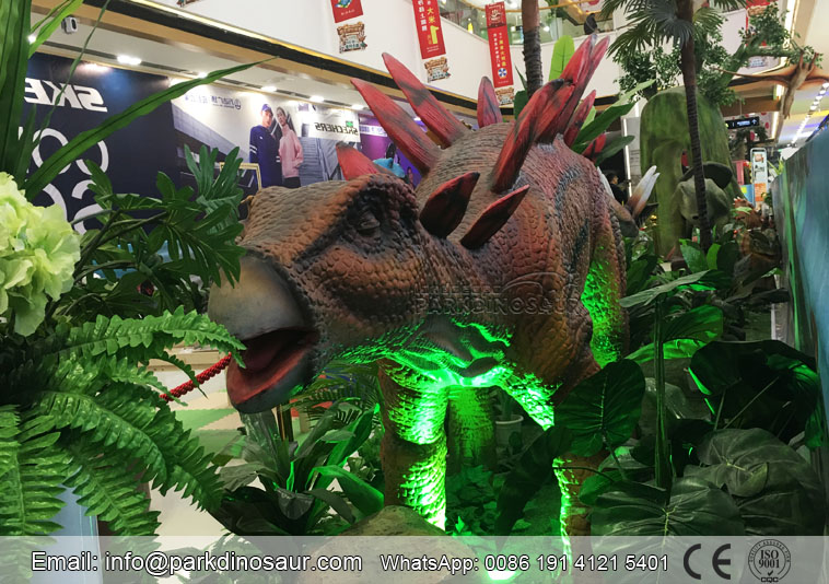 Exhibición interior del parque temático Dinosaurio realista Stegosauru